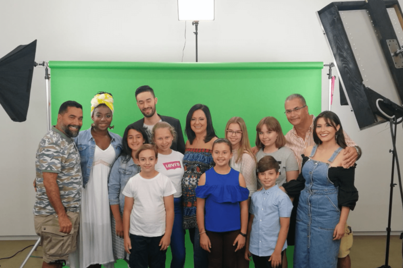 Parte del coro Soront y su director Gustavo Sarmiento, durante la grabación del vídeo promocional (Foto TA)